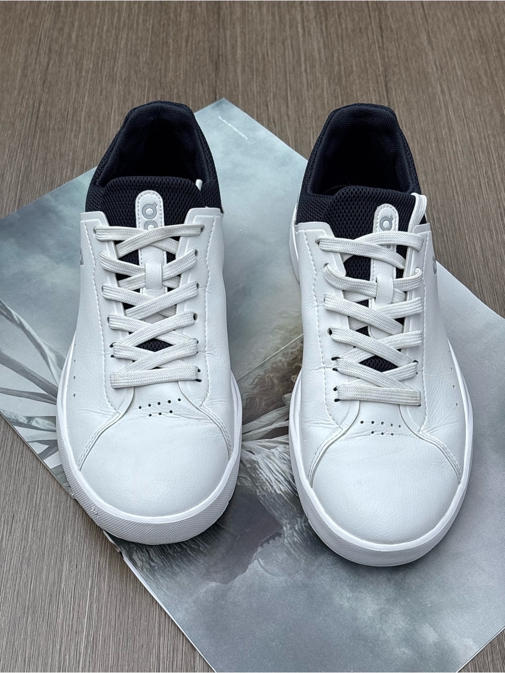 On Cloud The Roger Advantage Sneakers In White/Midnight Size W8 / EUR 39